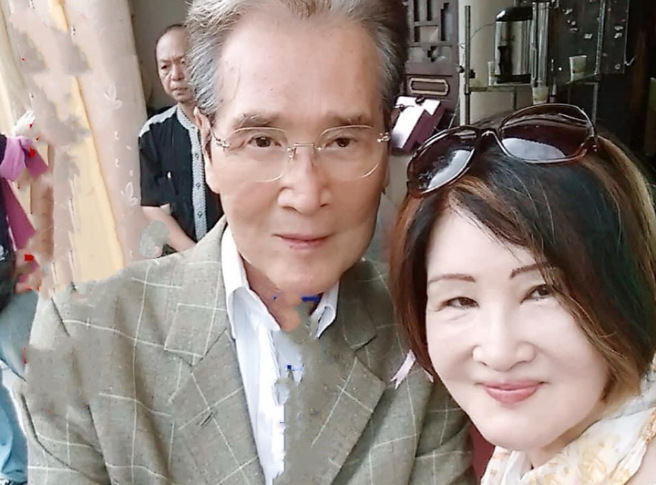 闻讯资深男星石英离世，资深女星恬娃(图右)哭到泣不成声。(恬娃提供)