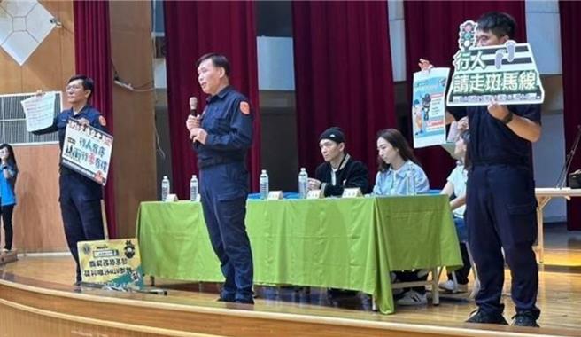 内湖警分局前进校园宣导交通安全观念。（翻摄照片／林郁平台北传真）