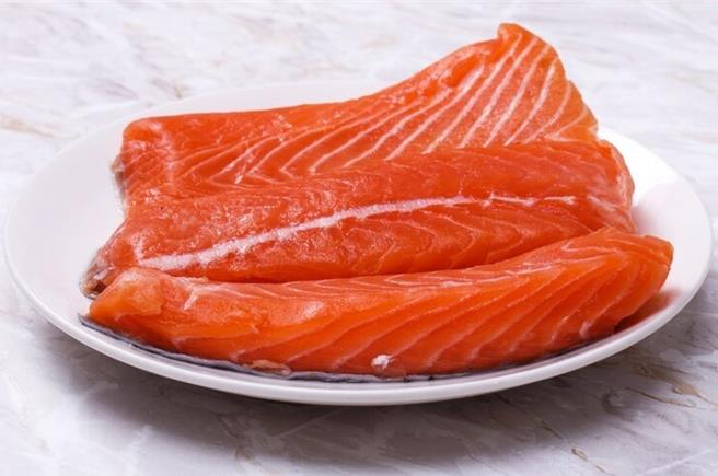 深海魚如鮭魚富含Omega-3和維生素D，可以幫助改善情緒、減少焦慮。（大千醫院提供／謝明俊苗栗傳真）