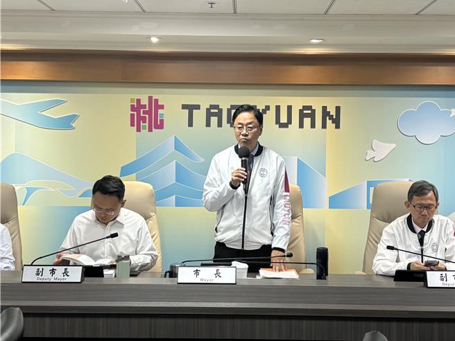 桃園市長張善政30日主持市政會議時指出，針對「非法定社福支出」遭受中央扣減1億元「一般性補助款」的懲罰，張善政將持續與中央溝通。（姜霏攝）