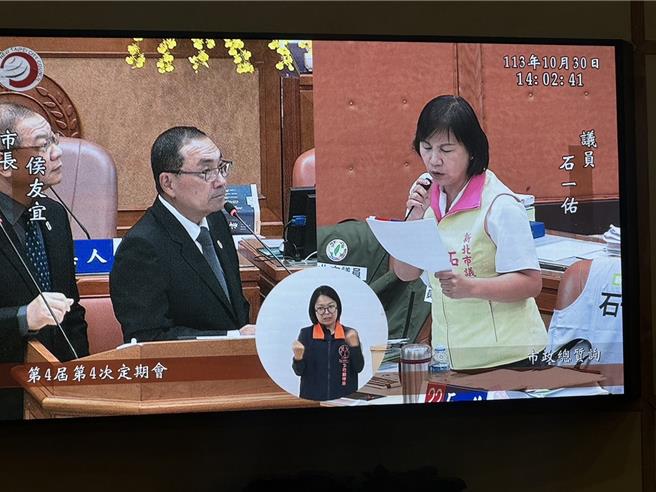 議員石一佑則提到，監視器是否能夠跨單位連線，並延長監視畫面1個月的保存時間，侯友宜回應「意見非常好」，指出現在監視器已跟交通、水利相關單位連線，另外也會考慮預算，綜合考量是否延長監視畫面保存時間。（柯毓庭攝）