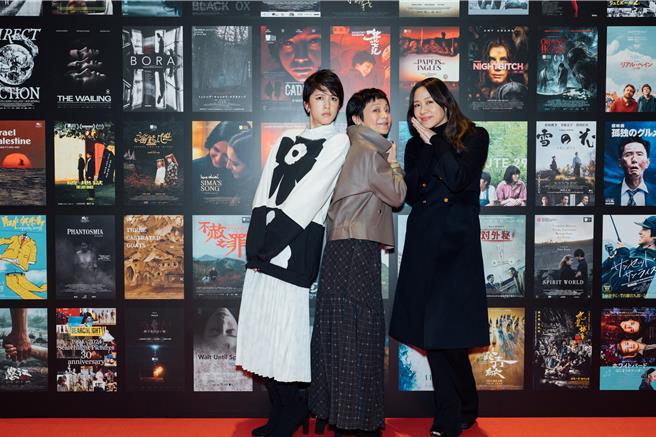 刘奕儿（左起）、张艾嘉、林嘉欣于东京影展现场，俏皮模仿《女儿的女儿》电影主视觉海报。（东昊提供）