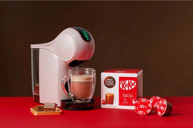 KitKat携雀巢多趣酷思推联名新品「雀巢多趣酷思KitKat经典可可欧蕾胶囊」。（雀巢提供／朱世凯台北传真）