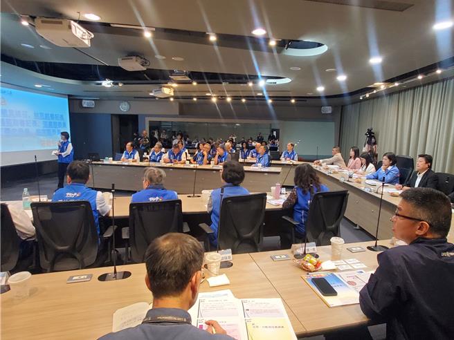 國民黨立法院黨團6名立委今（30日）拜會雲縣府，縣長張麗善提《財劃法》修正版本。（周麗蘭）