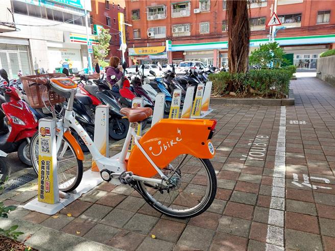 民进党新北市议员石一佑今（30）日在议会总质询指出，YouBike常出现柱上无车可借状况，对民眾来说非常不方便。（陈慰慈摄）