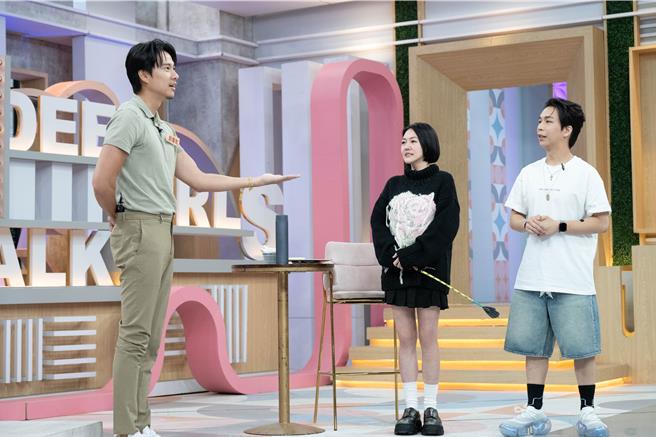 刘书宏（左）在小S、派翠克主持的《小姐不熙娣》分享情事。（东森综合台提供）