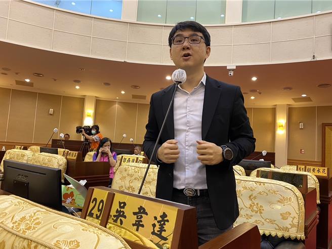 彰化县议员吴韦达指出，为台湾设计展兴建的展馆在展期结束后应还能活用为多功能展览馆。（孙英哲摄）