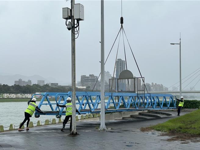 因颱風來襲，北市河濱啟動撤離作業。（圖／水利處）