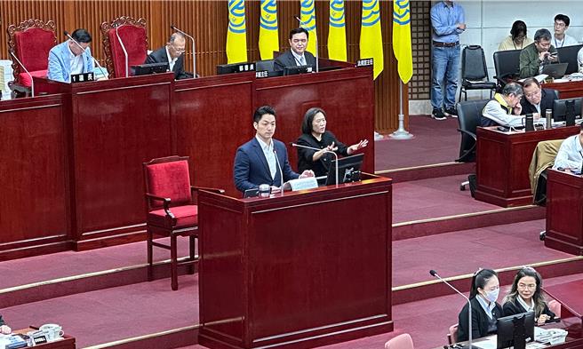 台北市长蒋万安30日表示，两岸大环境氛围并不是很好，中央与对岸官方的沟通管道也已经关闭，但他会尽全力希望双城论坛能办下去。（丁上程摄）