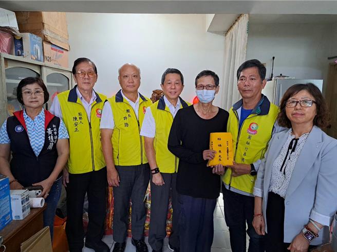 圓融行善團員、新北市議員黃桂蘭和社會局副局長許秀能（右1）等人一起將19萬2千元善款交由駱父。（新北市社會局提供）