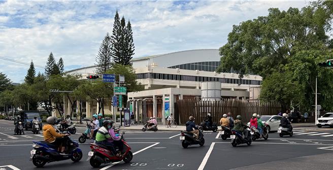 台南市第3期空气品质维护区「成功大学及成大医院与周边道路」11月1日起正式实施管制，市府环保局将针对出厂满3年以上的柴油大客车、大货车、小货车及出厂满5年的机车加强列管。（环保局提供／洪荣志台南传真）