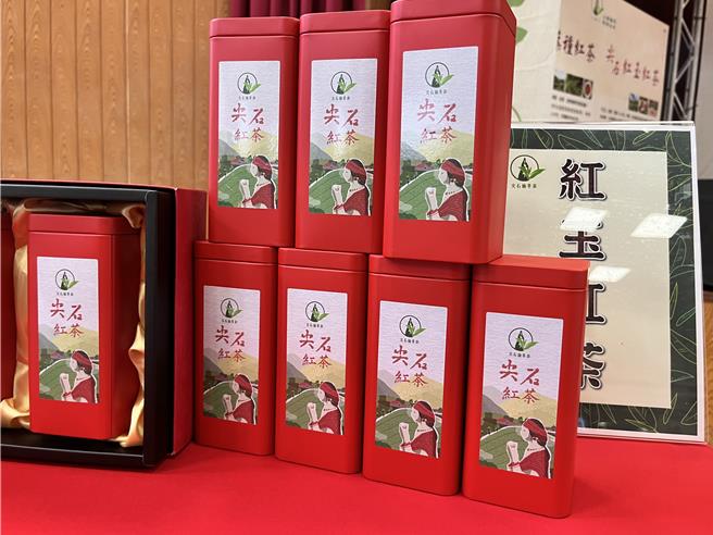 新竹縣府原民處與尖石鄉公所合作輔導茶農成立兩家茶葉合作社，並創立專屬品牌，30日正式發表。（邱立雅攝）
