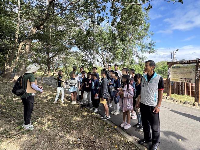 新竹市环保局与水源国小、荒野保护协会举办「走读千甲空品净化区 独角仙回来了」活动，实际走访空品净化区，让学童亲身体验保护自然环境的重要性。（新竹市政府提供／王惠慧新竹传真）