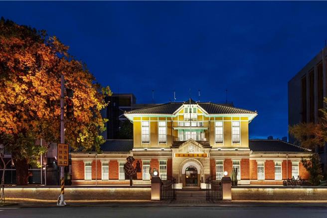 雲林縣政府為提升遊客夜遊雲林意願，推出「雲耀虎威光廊」計畫，打造布袋戲館（見圖）等虎尾4館光環境場域，拿下德國紅點、美國繆思設計獎，30日縣府表示此計畫以「光」串連街區，有效提升雲林的國際美學地位。（雲林縣政府提供／張朝欣雲林傳真）