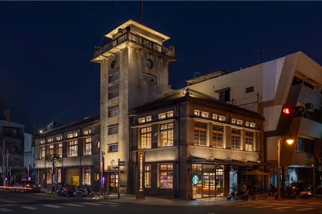 雲林縣政府為提升遊客夜遊雲林意願，推出「雲耀虎威光廊」計畫，打造合同廳舍（見圖）等虎尾4館光環境場域，拿下德國紅點、美國繆思設計獎，30日縣府表示此計畫以「光」串連街區，有效提升雲林的國際美學地位。（雲林縣政府提供／張朝欣雲林傳真）