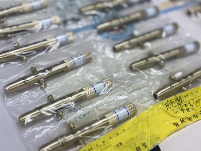 警方查扣76枝穿云箭。（洪靖宜摄）