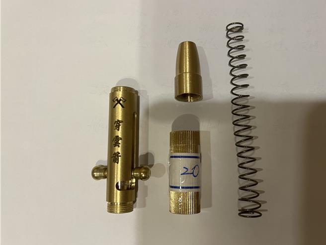 穿云件结构上具有贯通金属枪管、金属击发等装置。（翻摄照片／洪靖宜高雄传真）