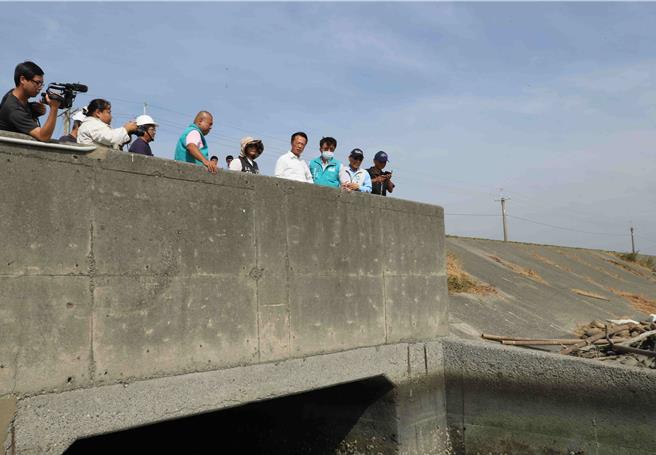 嘉義縣長翁章梁今(30日)分別前往東石溪子下農場抽水、鰲鼓排水幹線抽水站視察防汛整備情形。(呂妍庭攝)