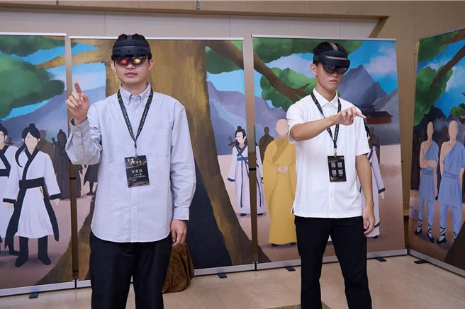 在今天金庸百年研討會中，主辦單位透過科技創新的方式，讓民眾體驗扮演書中角色。（政大提供／林志成台北傳真）