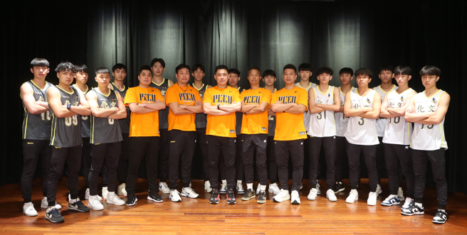 文化大学男篮队总教练罗兴梁（前排中）喊出「育鹰计画」， 宣布透过3为客座教练提升团队战力。（文化大学提供）