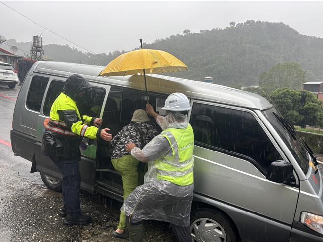 玉里警分局立山派出所1与卓溪乡公执行立山村预防性撤离作业，撤民眾到当地国小收容中心。（玉里警分局提供／王志伟花莲传真）