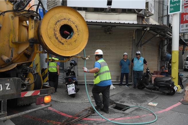 严防颱风豪雨，花莲市一早加强重点区域清沟作业。（花莲市公所提供／王志伟花莲传真）