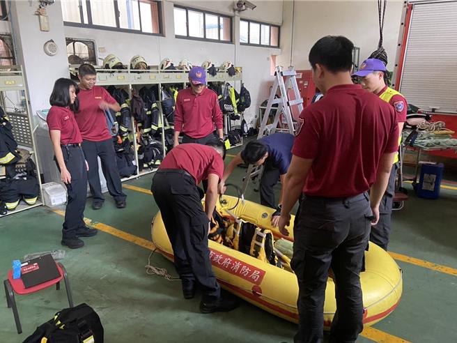康芮颱風來勢洶洶，桃園市復興區預做防颱整備，消防單位盤點物資確保能在第一時間出勤救災。（呂筱蟬攝）