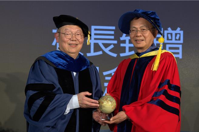阳明交大校长林奇宏（左）今天颁发名誉理学博士给全球最大的免疫试剂公司创办人赖正光（右）。（阳明交大提供／林志成台北传真）