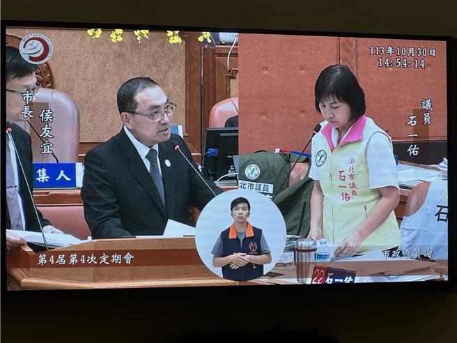 新北市议员石一佑今进行总质询时询问有关新北建构护生安全网、强化校园安全防护机制等议题，邀请割颈案受害父现身新北议会。（柯毓庭摄）