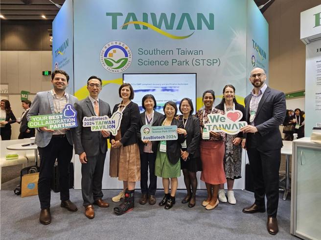 2024澳洲生技展贵宾合影（左2为徐佑典大使、左3为Rosanne Hyland女士、左4则为林秀贞副局长）。图／南科管理局提供