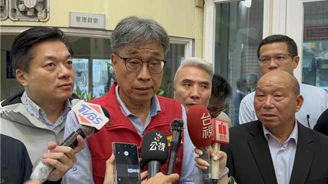 農業部長陳駿季（中）今至南方澳漁港視察時，對於檢調約談，他表示個人非常坦蕩蕩。（吳佩蓉攝）