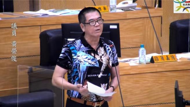 议员黄荣俊说，传图利谁的说法「不公平」，百姓不是盲目的，又有90位村民连署「不是假的」。(吕妍庭翻摄)