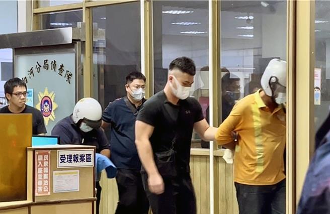 台南东山杀人弃尸案，警方29日傍晚逮获涉案的谢姓男子（右一）及詹姓男子（左二）。（本报资料照片）