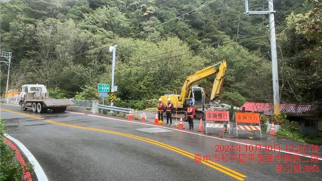 台7甲线52K武陵路段（香菇桥），正进行入夜封闭准备作业。（林业保育署台中分署提供／张妍溱台中传真）