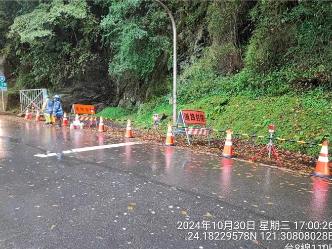 台8线110K大禹岭路段，正进行入夜封闭准备作业。（林业保育署台中分署提供／张妍溱台中传真）
