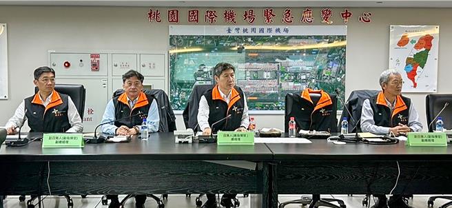 因应康芮颱风来袭，机场公司总经理范孝伦（右二）30日下午主持召开了第一次应变会议，邀集民航局飞航服务总臺桃园航空气象臺、航空公司及地勤公司等相关单位召开会议，共商防颱应变措施。（机场公司提供／陈麒全桃园机场传真）