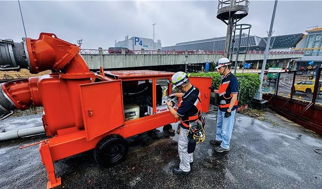 颱风逐渐接近臺湾，机场公司积极强化防颱措施，进行抽水机组测试检查。（机场公司提供／陈麒全桃园机场传真）