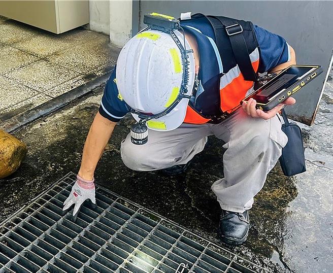 桃园机场完善防颱整备作业，针对电力、空调及排水等设备实施电子巡检。（机场公司提供／陈麒全桃园机场传真）