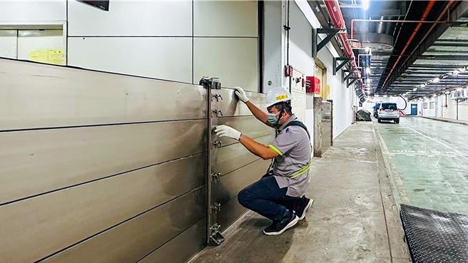 桃园机场已备妥防汛砂包、防水闸门、抽水机及发电机等防颱物资。（机场公司提供／陈麒全桃园机场传真）