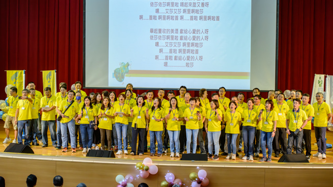 清韻40週年慶，團員合唱〈我的家在日喀則〉歡迎到場的貴賓。(照片/國立暨南國際大學提供)