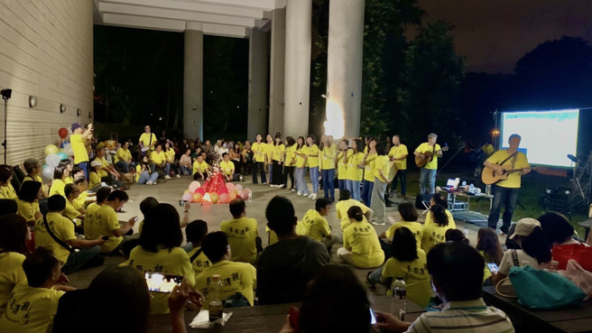 暨大民歌之夜，以營火晚會的形式，甚至吸引鄰近鄉鎮居民前來暨大同樂，歡唱至十點還欲罷不能。(照片/國立暨南國際大學提供)