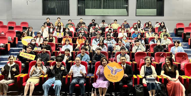 林玥秀校長、楊勝評國際長協同學校教學團隊，一同歡迎日本來的朋友。(照片/開南大學提供)