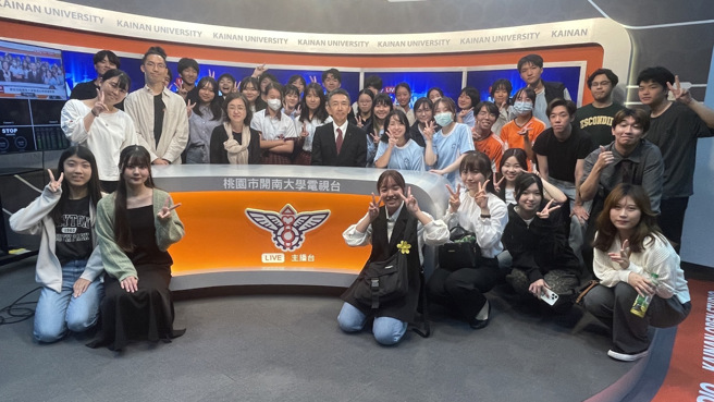 新聞主播台體驗。(照片/開南大學提供)