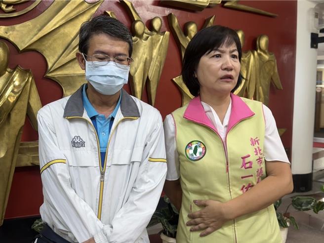 新北市校園割頸案受害者其父今（30）日在新北市議員石一佑陪同下受訪，除了提到新北市仍未設置緊急求救鈴與高關懷學生中介學校外，也批評教育部「搜身還要家長同意、學生同意」，直呼教育部作法不對。（柯毓庭攝）