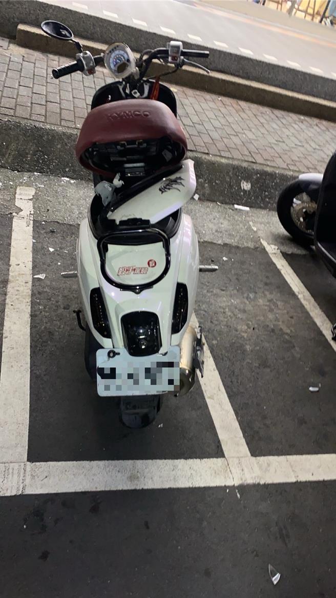 賴男與友人在街頭破壞自己的車體，被民眾誤會不良分子在砸車而報警。（警方提供）