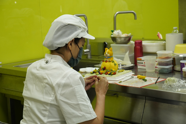 獲得高級組競賽第一名的楊雅婷正為作品做最後裝飾。(照片/吾限熊報社許子嫻攝) 