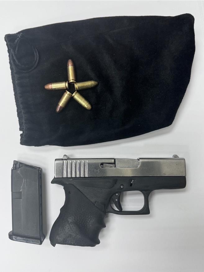 警方在巫姓通緝犯身上查獲槍、毒。（警方提供）