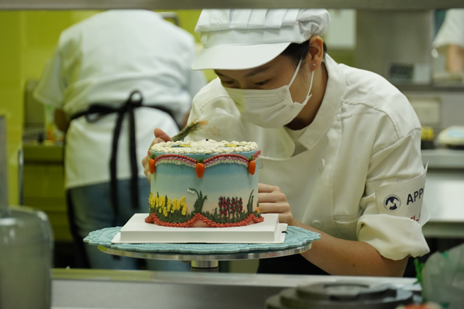 此次競賽榮獲中級銀獎的區慧欣，正專注投入的將自己的設計理念轉為實際成果，呈現在作品當中。(照片/吾限熊報社許子嫻攝)