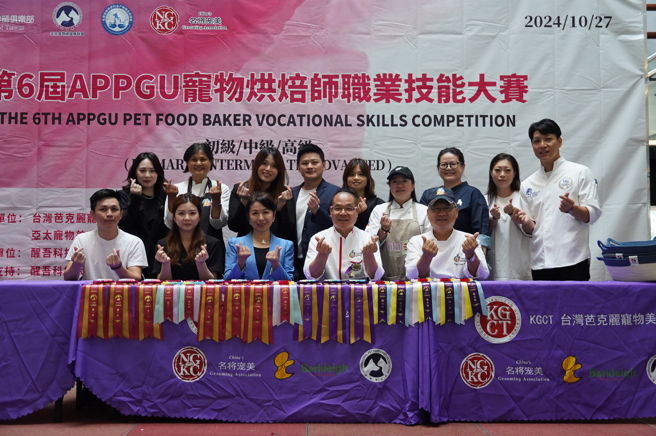 醒吾科大許燕斌主任(前排右二)，與本次參賽評審、合作廠商一同合影。(照片/吾限熊報社鄭伃媗攝)