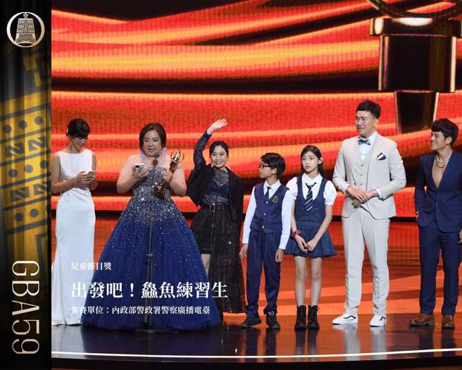 義守大學大傳系傑出校友楊淳盛(右二)與團隊，以「出發吧！鱻魚練習生」拿下第59屆廣播金鐘「兒童節目獎」。(照片/義守大學提供) 